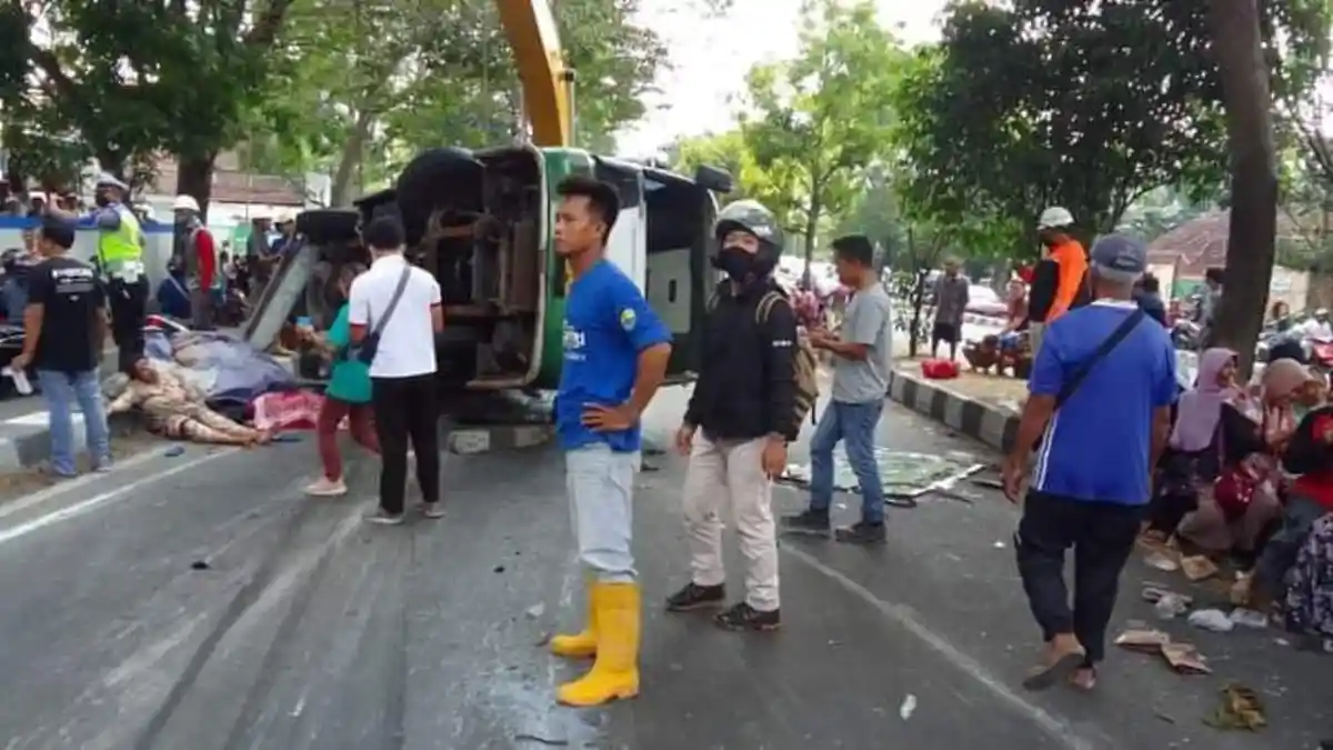 Bus Rombongan Takziah Terguling di Ringroad Barat, 1 Orang Meninggal Dunia