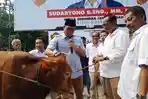 Jateng-Sudaryono-memberikan-sapi-kepada-DPC-PaRTAI.jpg