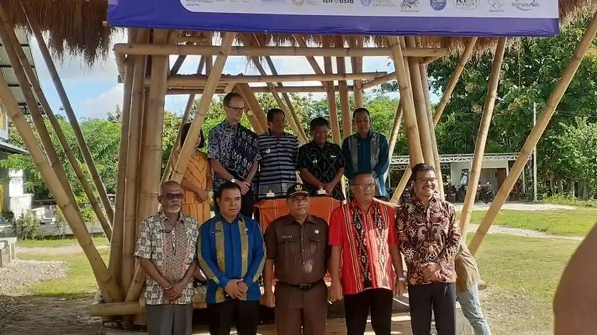 Lipsus - Dubes Inggris Resmikan Menara Bambu untuk Akses Internet di SBD