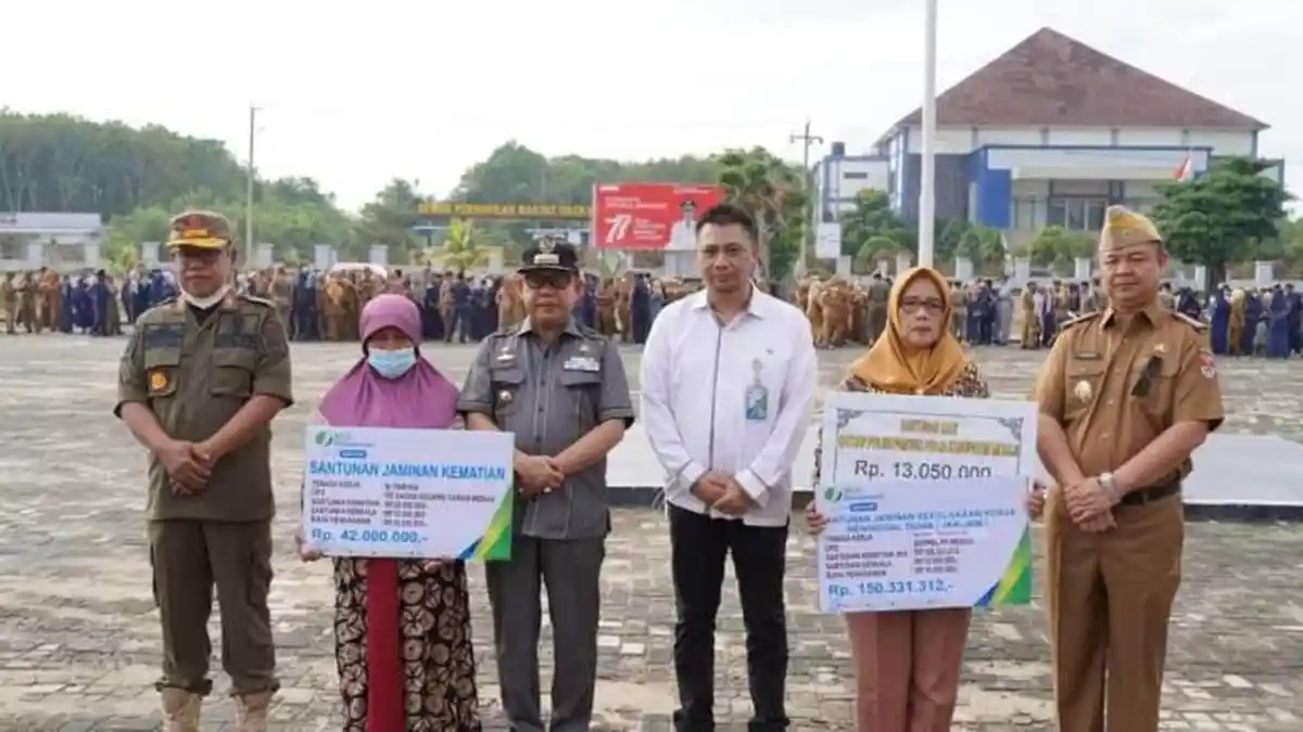 Pj Bupati Mesuji Lampung Sulpakar Serahkan Santuan Kematian dan Kecelakaan 2 Honorer