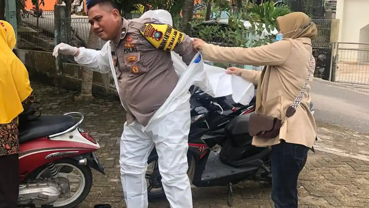 Cegah Covid-19, Polsek Sekupang Batam Semprot Disinfektan ke Sejumlah Rumah Warga