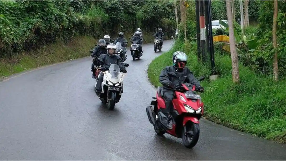 Tips Aman Berkendara di Tengah Hujan Deras, Tetap Cari_Aman di Jalan Raya