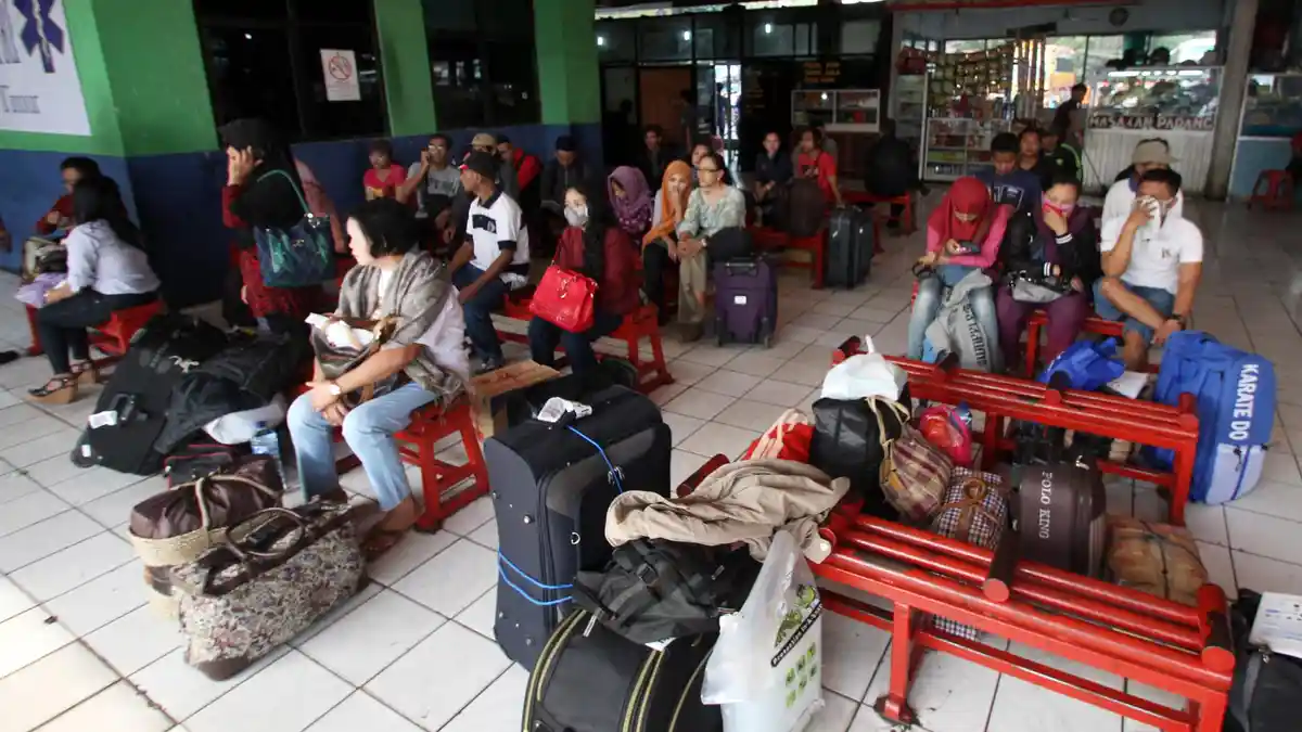 SPG Menawarkan Produk ke Para Pemudik