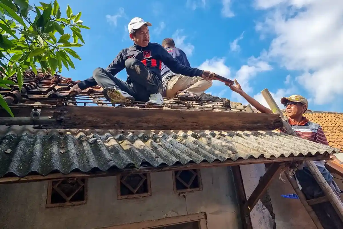 Aksi Dedi Mulyadi Naik ke Atap, Perbaiki Rumah Pedagang Penyandang Disabilitas yang Hampir Roboh