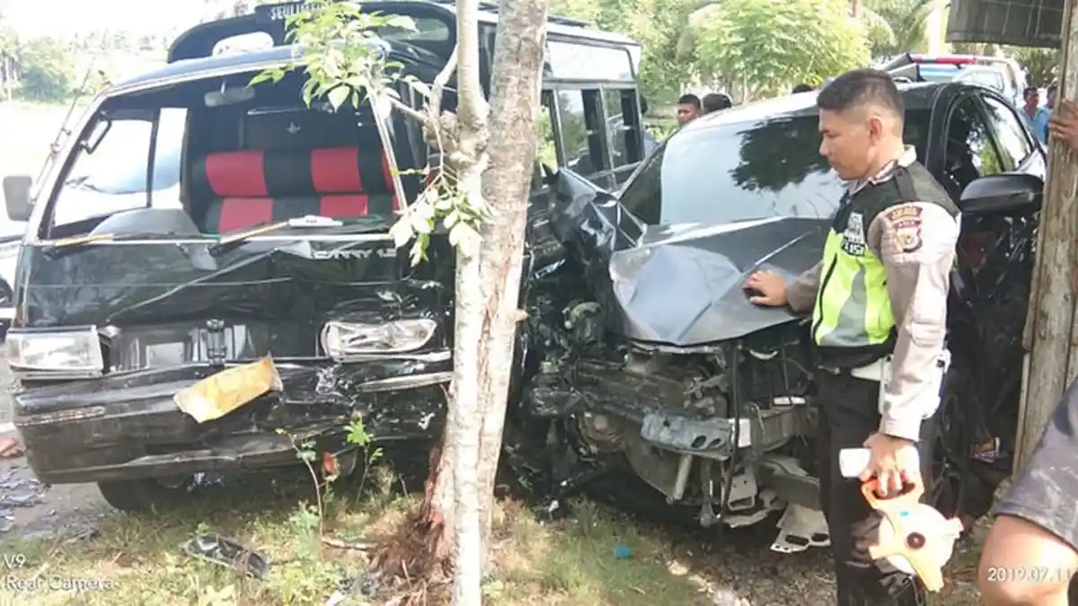BREAKING NEWS - Avanza, HRV, dan Labi-Labi Tabrakan di Seulimuem, Seorang Sopir Terjepit