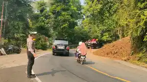 LONGSOR-DI-kalipucang-tutup-jalan.jpg