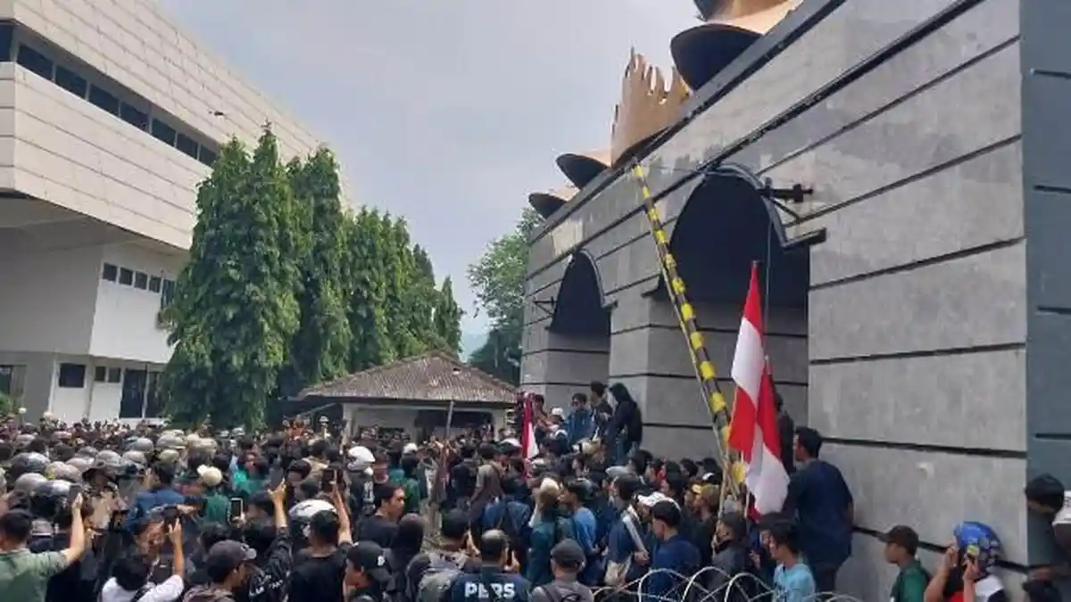 Demo Hari Ini, Ada Siswa Diduga Bawa Molotov di Lampung, Wali Kota Lhokseumawe Temui Pendemo