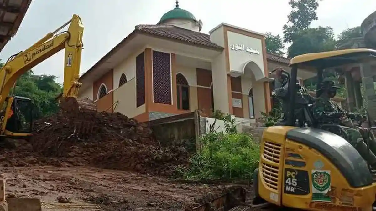 Kisah Kapolres Sumedang Selamatkan Diri Dari Terjangan Longsor, Pecahkan Kaca Lalu Masuk Masjid