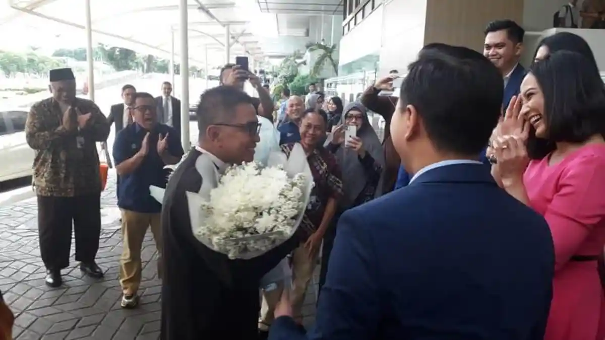 Bunga Bakung dan Bunga Aster Sambut Helmy Yahya di DPR RI