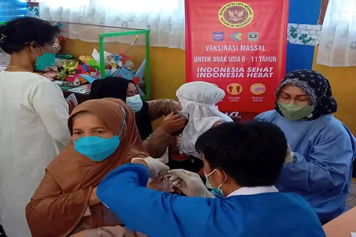 H-2 Tutup Tahun - BIN Daerah Sumbar Lanjutkan Vaksinasi Massal, Sasar Lansia hingga Anak-anak