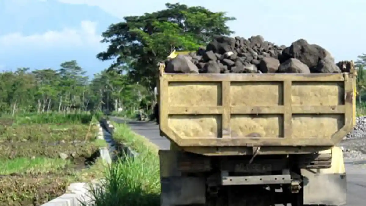 Truk yang Membawa Material Wajib Pasang Terpal