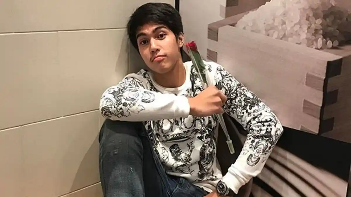 Instagram El Rumi - Foto Pegang Bunga dengan Caption Misterius, Netizen: Putus?