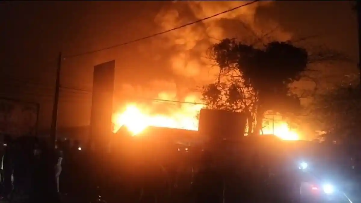 Enam Damkar Padamkan Kebakaran Pasar Batu-Batu Soppeng
