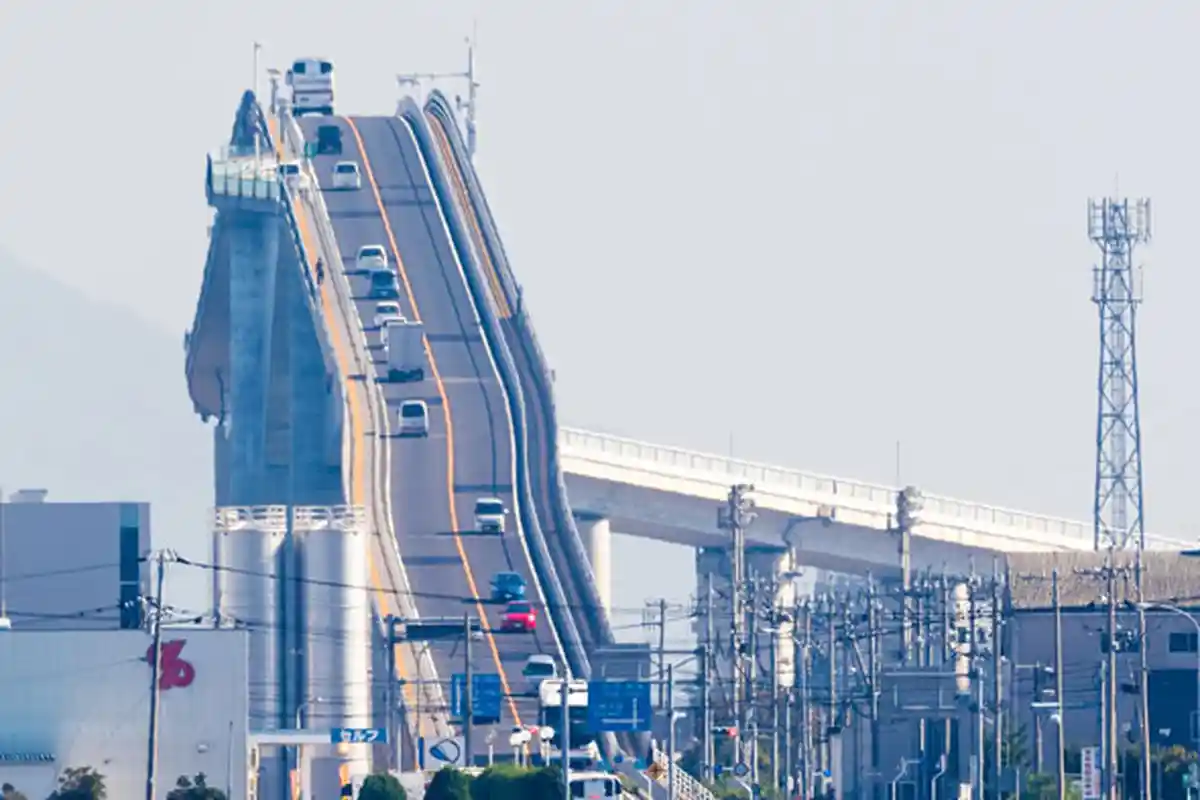 7 Jembatan Terunik yang Ada di Dunia, dari Akar Pohon Sampai Ada yang Membelah Air Bagai Nabi Musa