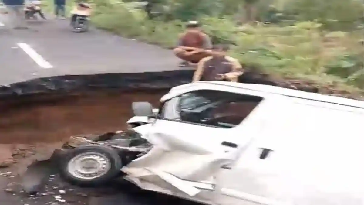 Jalan di Simpang OKU Selatan Amblas Diguyur Hujan Deras, Motor dan Mobil Terperosok Hingga Ringsek