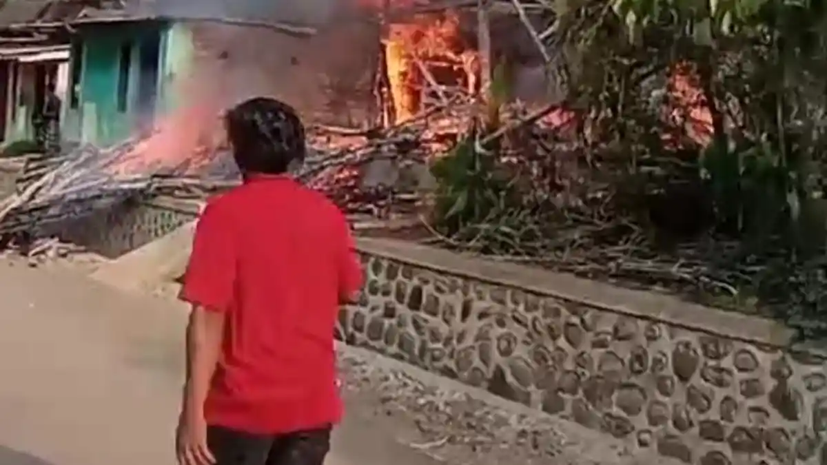 Diduga Korsleting Listrik, 3 Rumah dan 1 Dapur di Mlandingan Situbondo, Lusa Terbakar Habis