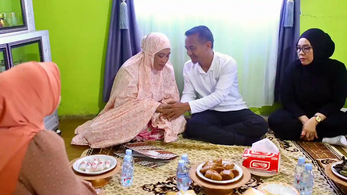 Bupati Bone Takziah ke Rumah Duka Sarina Wati, Ibunda Korban Diberangkatkan Umrah