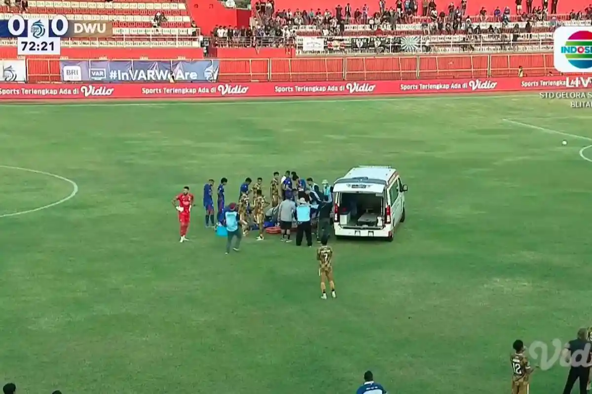 Kena Tandukan Rekannya Sendiri, Julian Guevara Dilarikan ke Rumah Sakit di Laga Arema Vs Dewa United