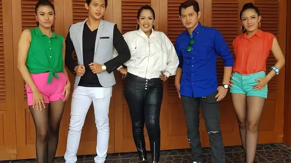 6 Potret Elly Sugigi dan Para Mantan Suami Tetap Kompak Meski Sudah Lama Berpisah