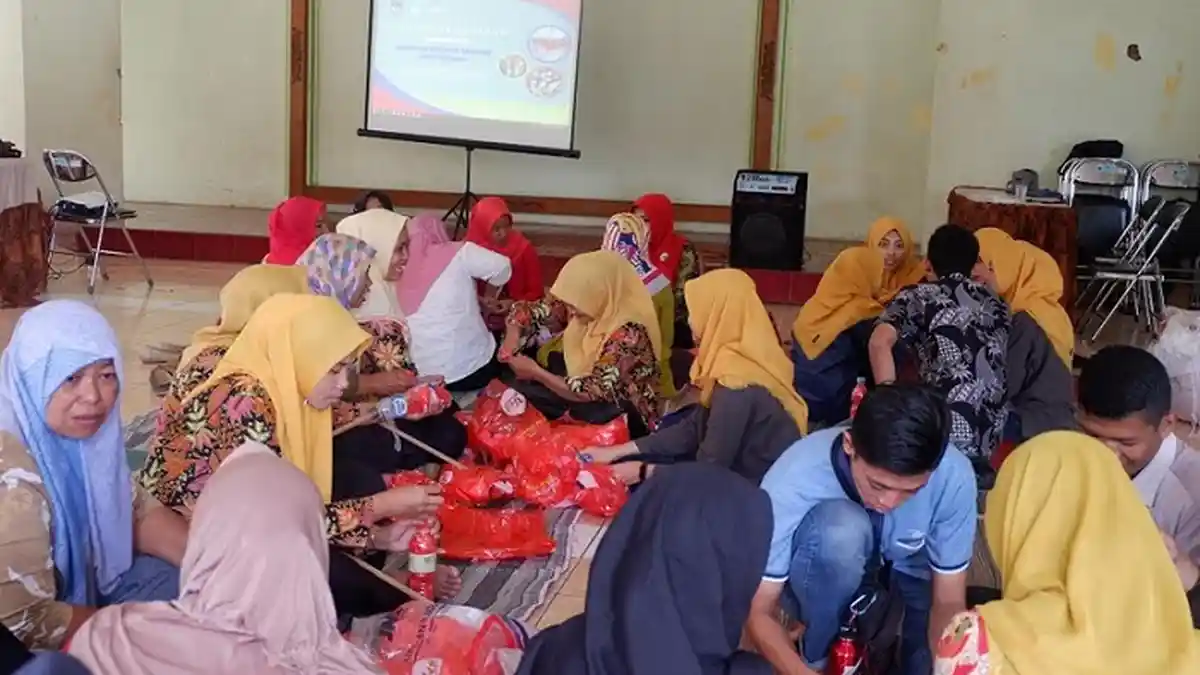 Mahasiswa KKN UPGRIS bersama GPS Jepara Ajak Ibu PKK Manfaatkan Sampah melalui Ekobrik