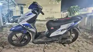 Dua-pria-maling-motor-petani-yang-parkir-di-pinggir-jalan-Lampung-Timur.jpg