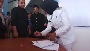 Fitriany-Teken-surat-penerimaan-CPNS.jpg