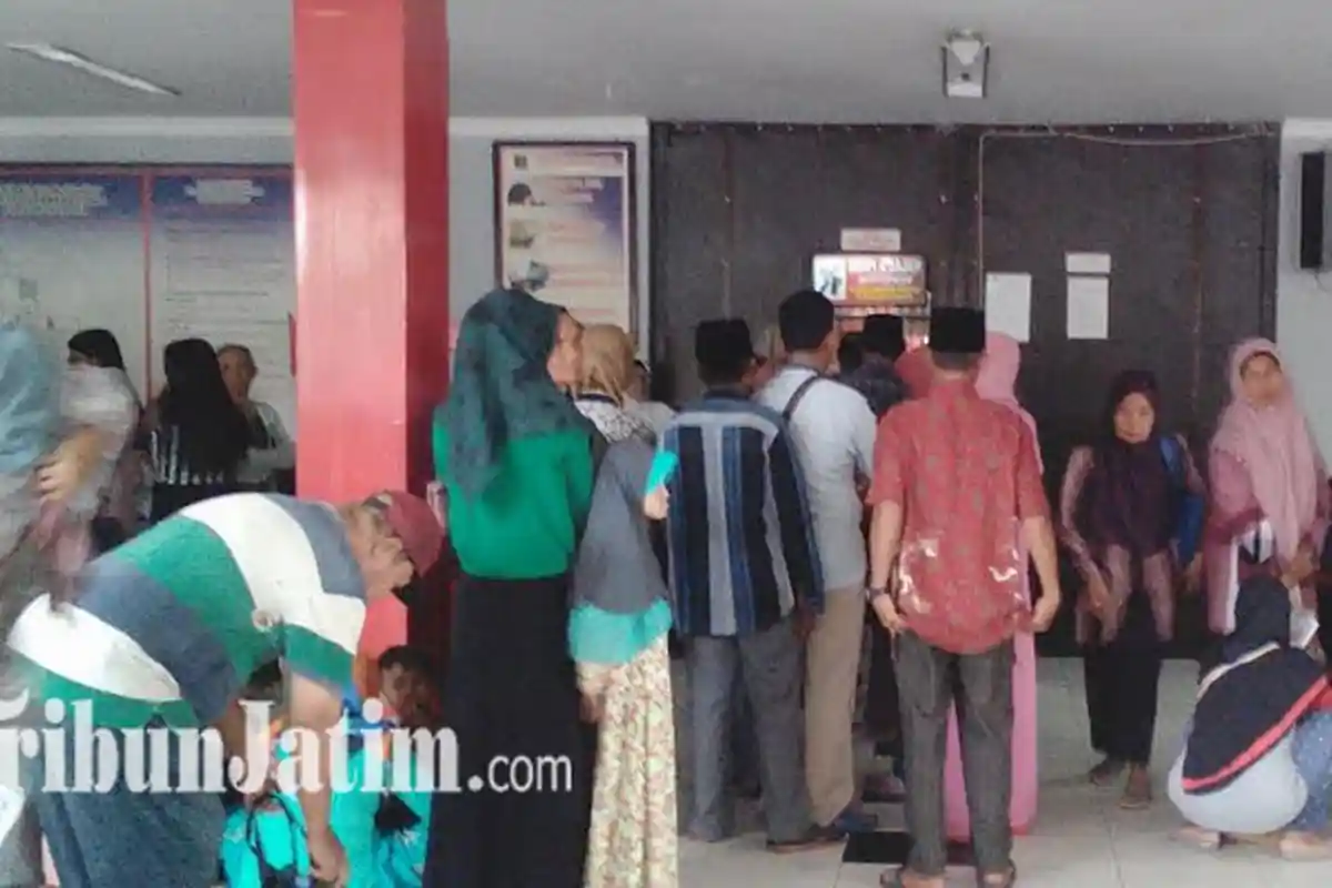 Suasana Meriah Sambut Keberangkatan Ahmad Dhani Dari Rutan Medaeng ke PN Surabaya