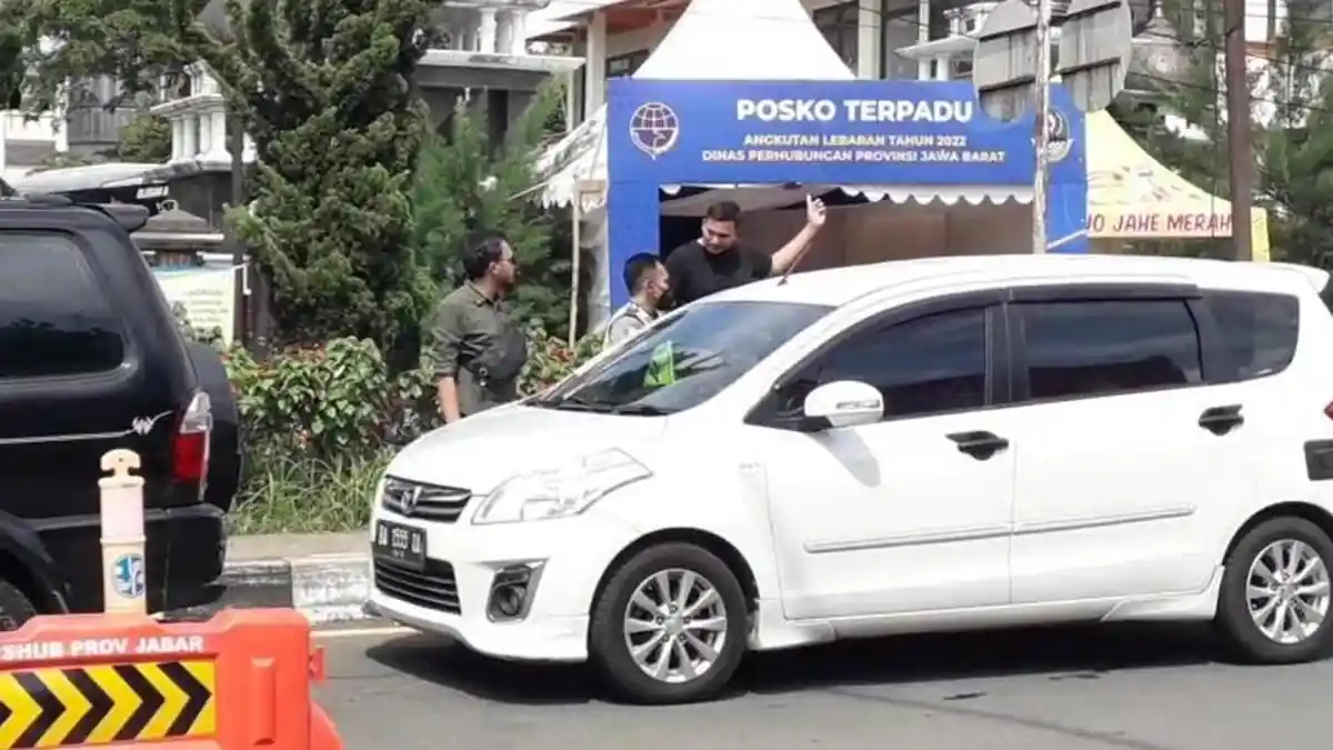 Mau Terobos One Way, Pengendara Mobil di Puncak Bogor Adu Mulut dengan Petugas