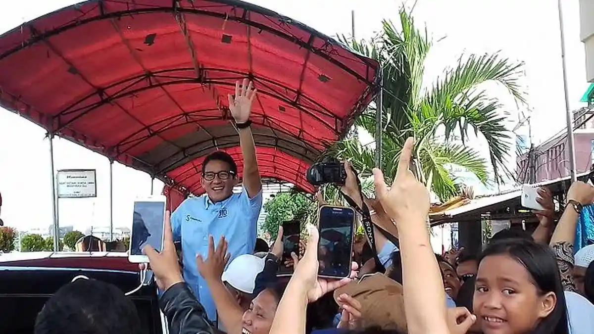 Teriakan Emak-emak Sambut Kedatangan Sandiaga Uno di Wilayah Tomang