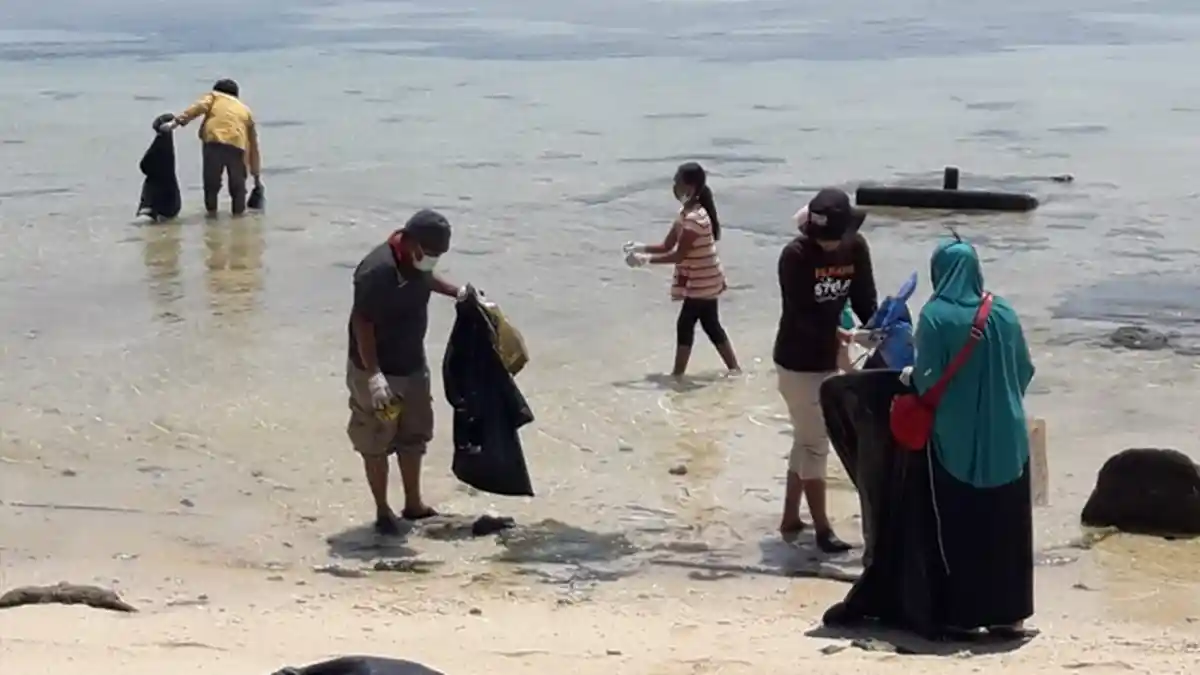 Relawan Pandu Laut Nusantara Bersih-bersih Pantai Pulau Derawan Kalimantan Timur