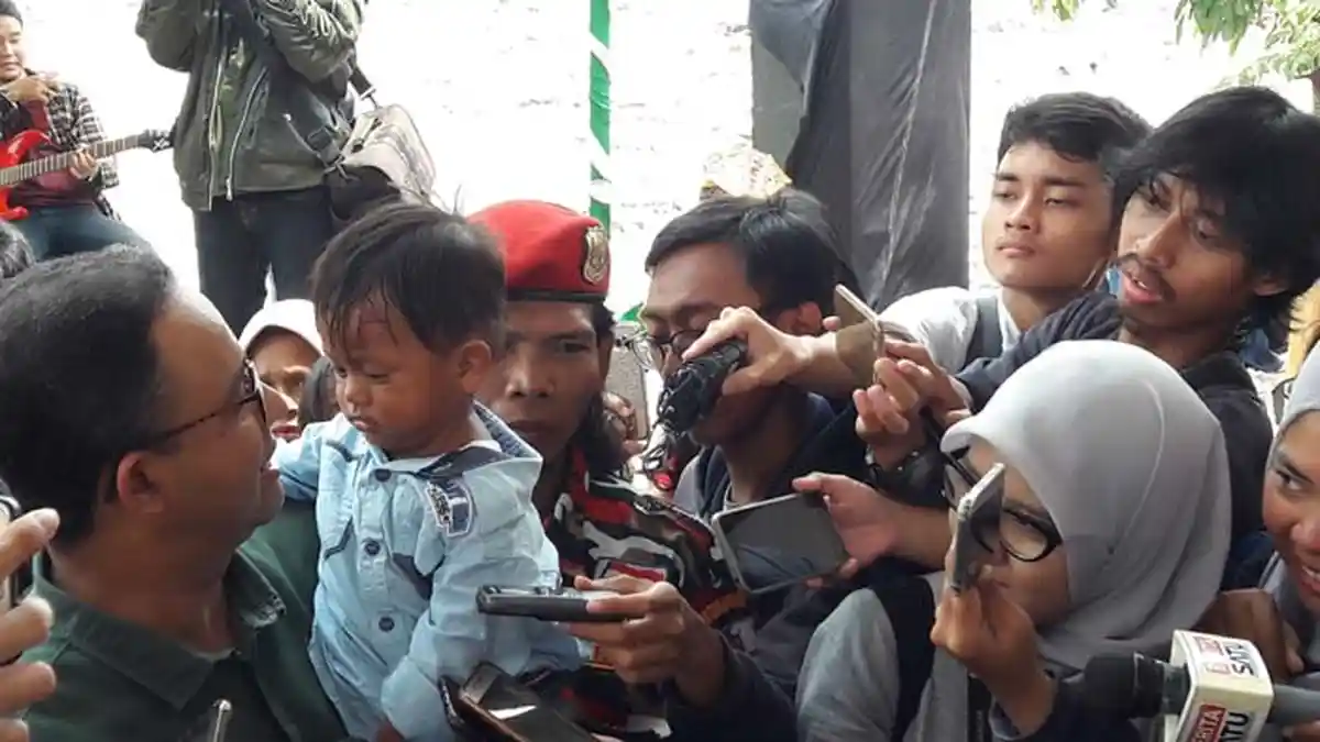 Anies Baswedan Gendong Bocah Bernama Anies Sandi di Kampung Akuarium