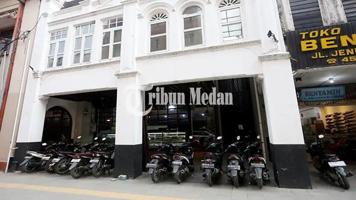 Berita Foto: Banyak Kendaraan Parkir di Atas Trotoar, Jalan Ahmad Yani Minim Lahan Parkir - 02102023_PARKIR-DIATAS-TROTOAR_ABDAN-SYAKURO-2.jpg