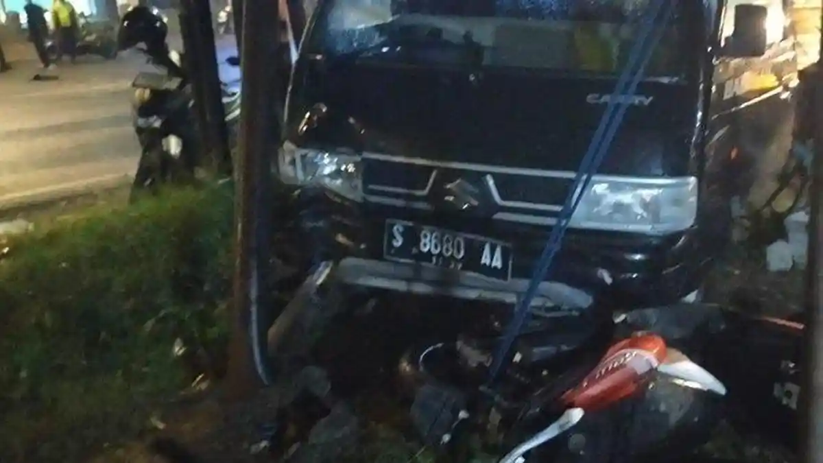 Pikap Seruduk Angkringan Setelah Dihantam Honda CB, 1 Orang Tewas di TKP