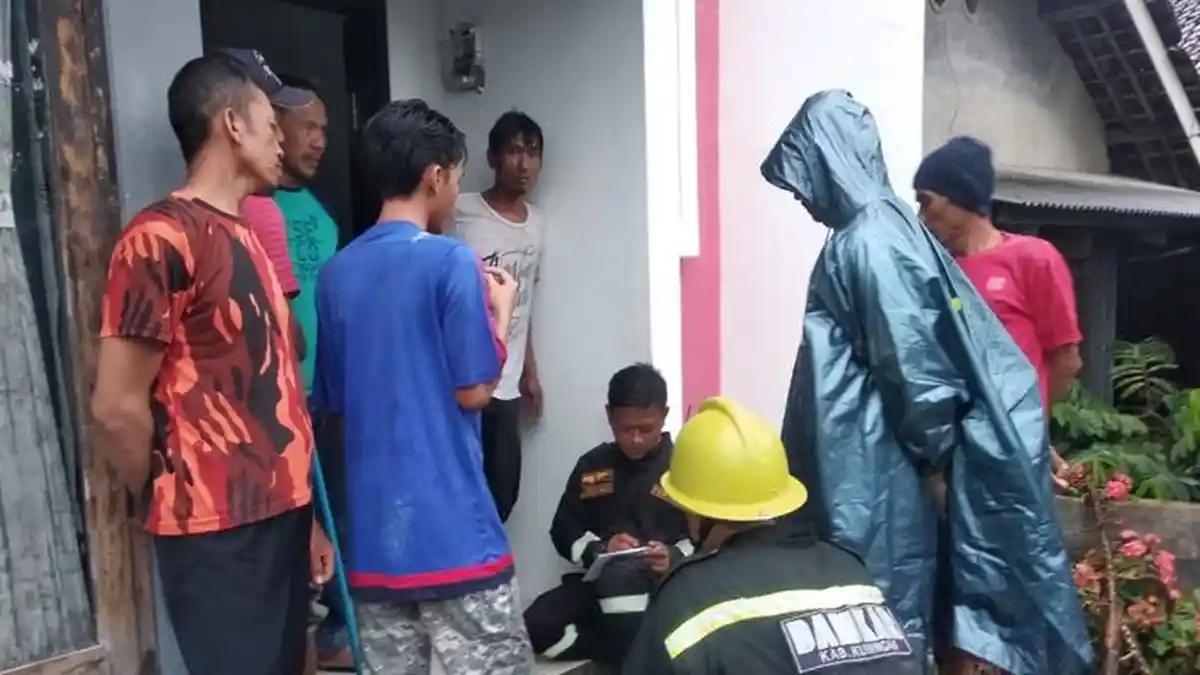 Rumah Warga di Kuningan Terbakar Akibat Kena Sambaran Petir Sewaktu Hujan