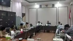 RAPAT-Suasana-rapat-dengar-pendapat-antar-Komisi-I-DPRD.jpg