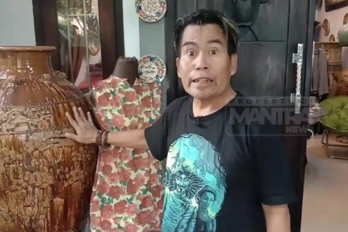 Jarang Muncul di TV, Bopak Castello Kini Sibuk Jualan Guci