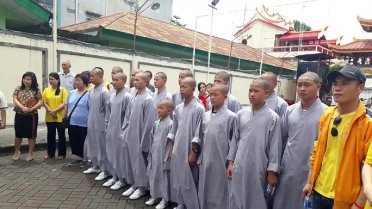 Naik Mobil Keliling Manado, Biksu Shaolin Mabuk Darat
