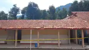 Dua-ruang-kelas-SDN-2-Sidamukti-ambruk.jpg