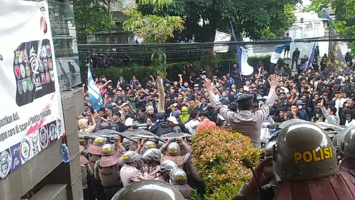 Kronologi Aksi Bobotoh di Graha Persib Memanas, Massa Minta Teddy Tjahjono Keluar dan Temui Mereka