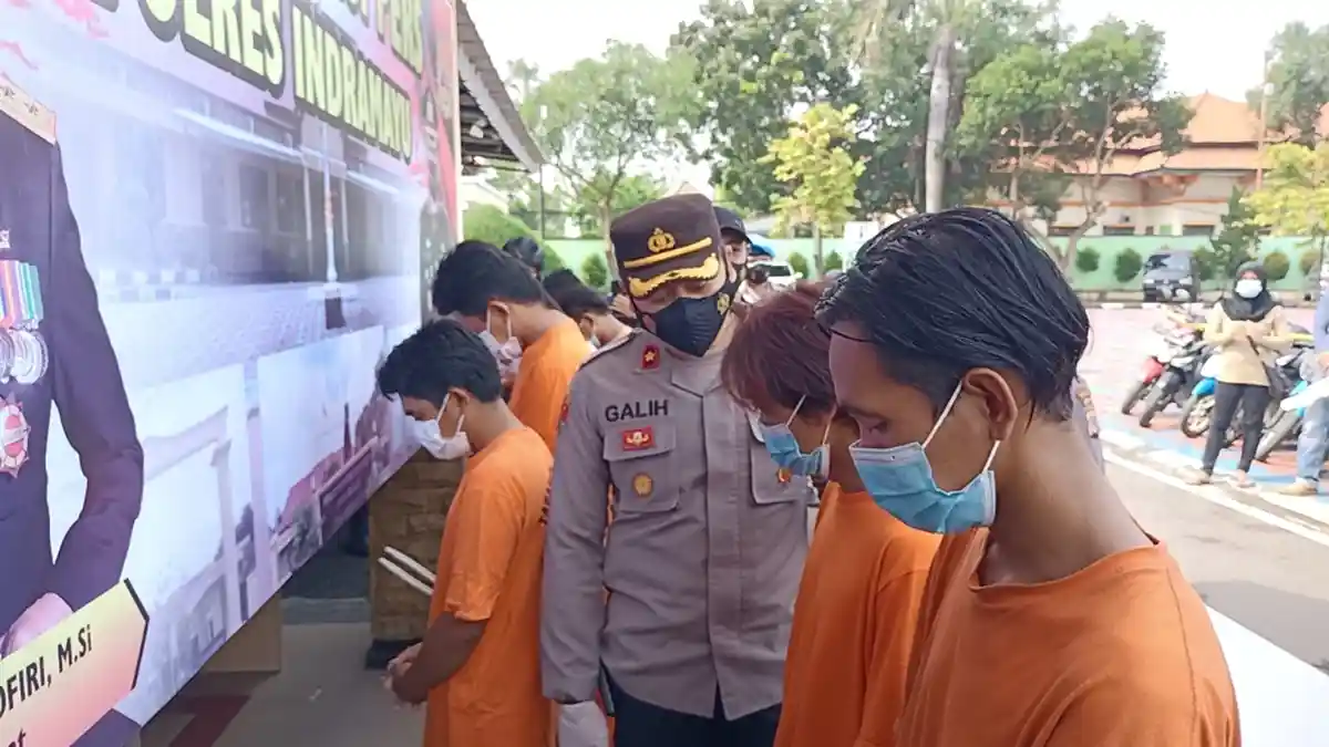 Preman Kampung Minta Rokok Todong Senjata Tajam, Korban Teriak Sang Preman Kabur Dikejar Warga