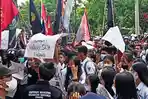 ratusan-siswa-sma-2-rantepao-demo-di-pn-makale-tana-toraja-senin-29112021.jpg