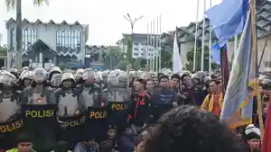 20260504_Massa-Aksi-Demo-Aliansi-Rakyat-kaltim-Duduki-Kantor-Gubernur-Kaltim.jpg