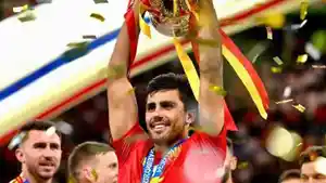 Rodri-angkat-trofi-sekaligus-sukses-menyabet-best-player-EURO-2024.jpg