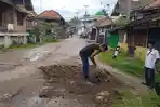 Warga-Ogan-Ilir-secara-swadaya-menambal-jalan-berlubang.jpg