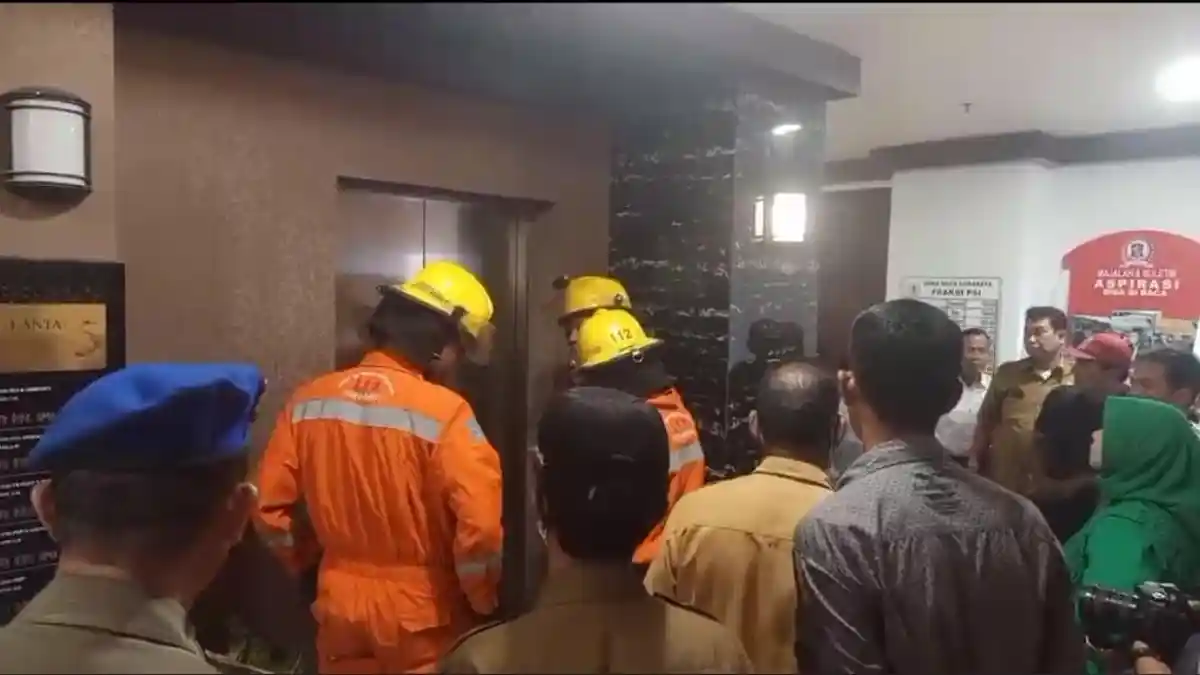 Miris, Anggota DPRD Surabaya Harus Nahan Pipis 2,5 Jam karena Terjebak di Dalam Lift