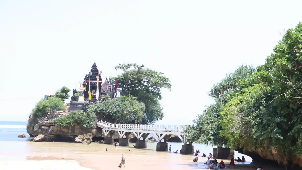 Asyik, Pantai Balekambang Kabupaten Malang Dibuka Lagi