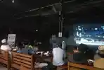 Suasana-nobar-debat-calon-presiden-di-Warkop-Kelurahan-Mimbaan-Kecamatan-Panji.jpg
