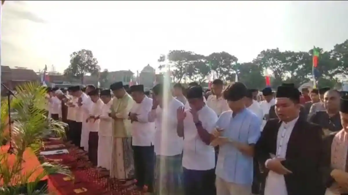 Edy Rahmayadi dan Bobby Nasution Salat Idul Adha Bareng, Ratusan Masyarakat Padati Lapangan Mabar