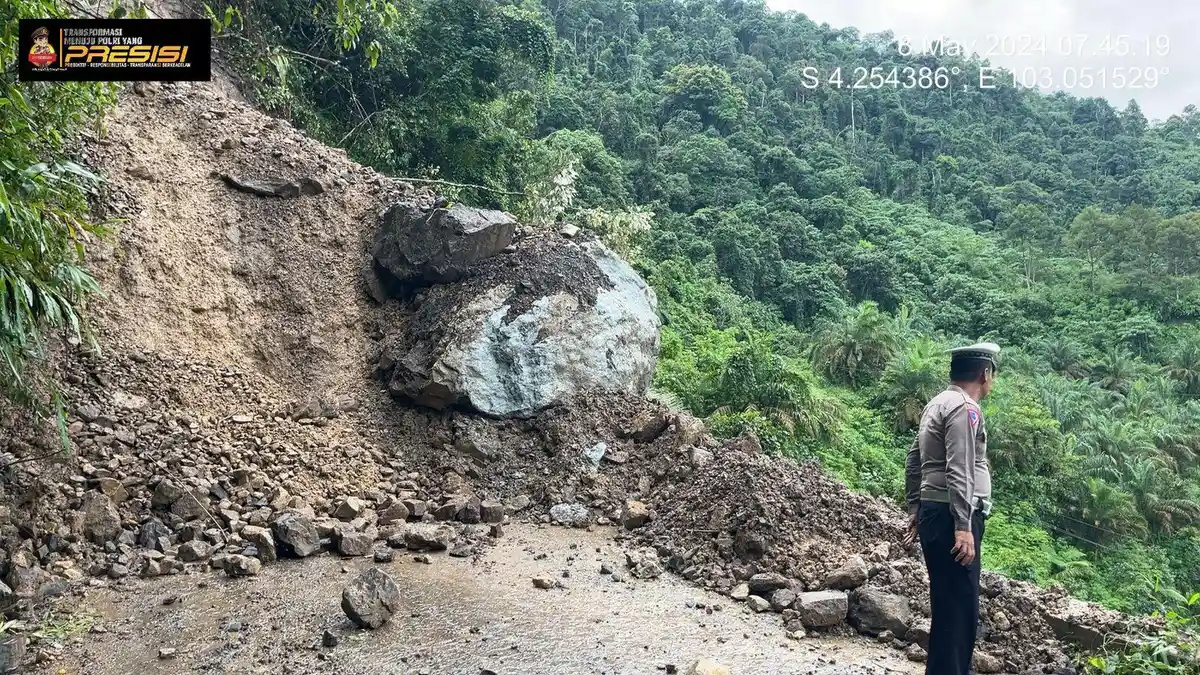 BPBD: Pembersihan Material Longsor di Jalan Lintas Manna Bengkulu Selatan-Pagar Alam Terkendala
