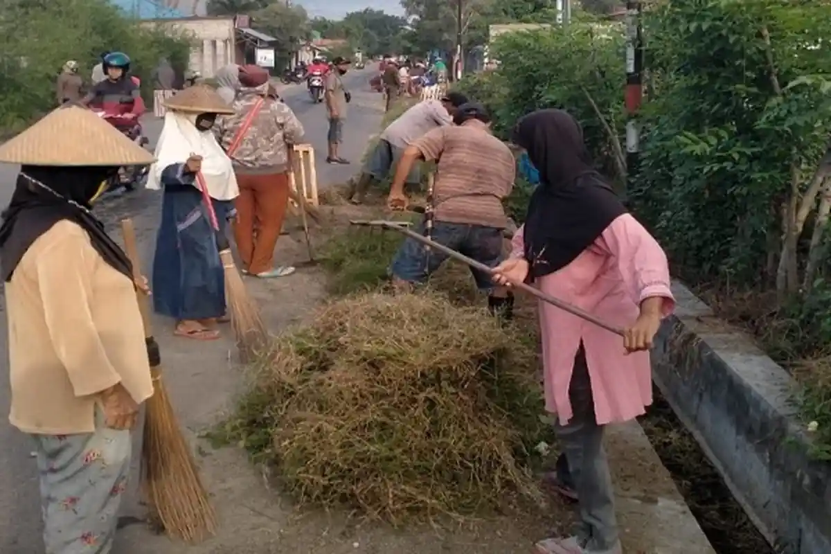 Dukung Program Palu Menangkan Piala Adipura 2023, Warga Birobuli Selatan Bersih-bersih Lingkungan